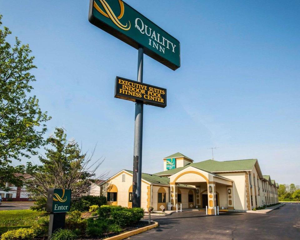 a street sign in front of a building at Quality Inn Franklin I-65 in Franklin