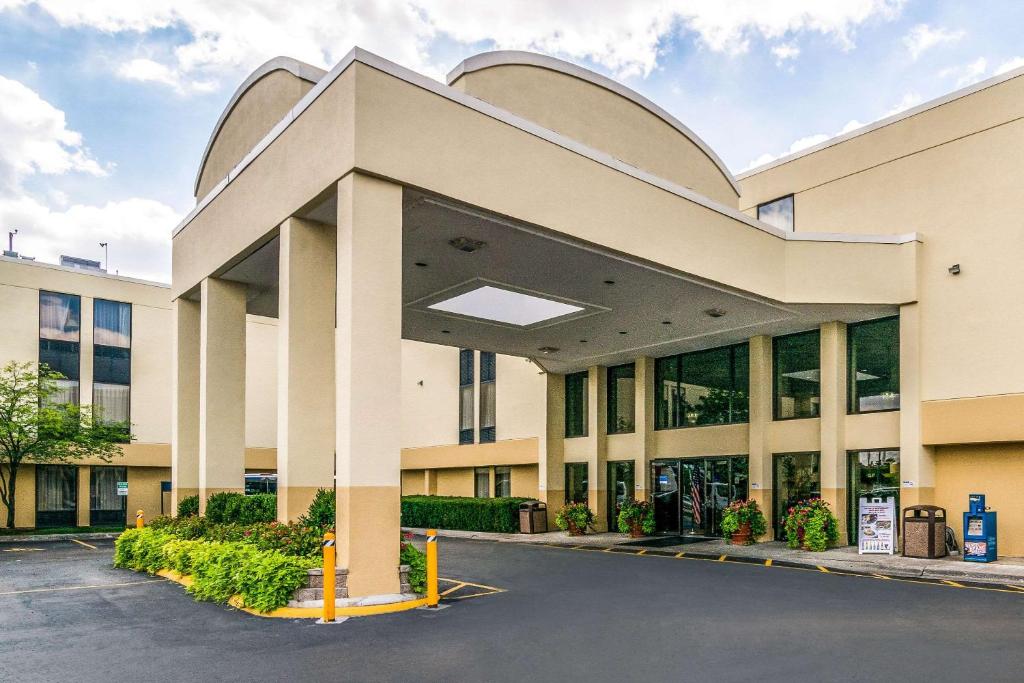 un parking vide devant un bâtiment dans l'établissement Comfort Inn Convention Center-Chicago O'hare Airport, à Des Plaines