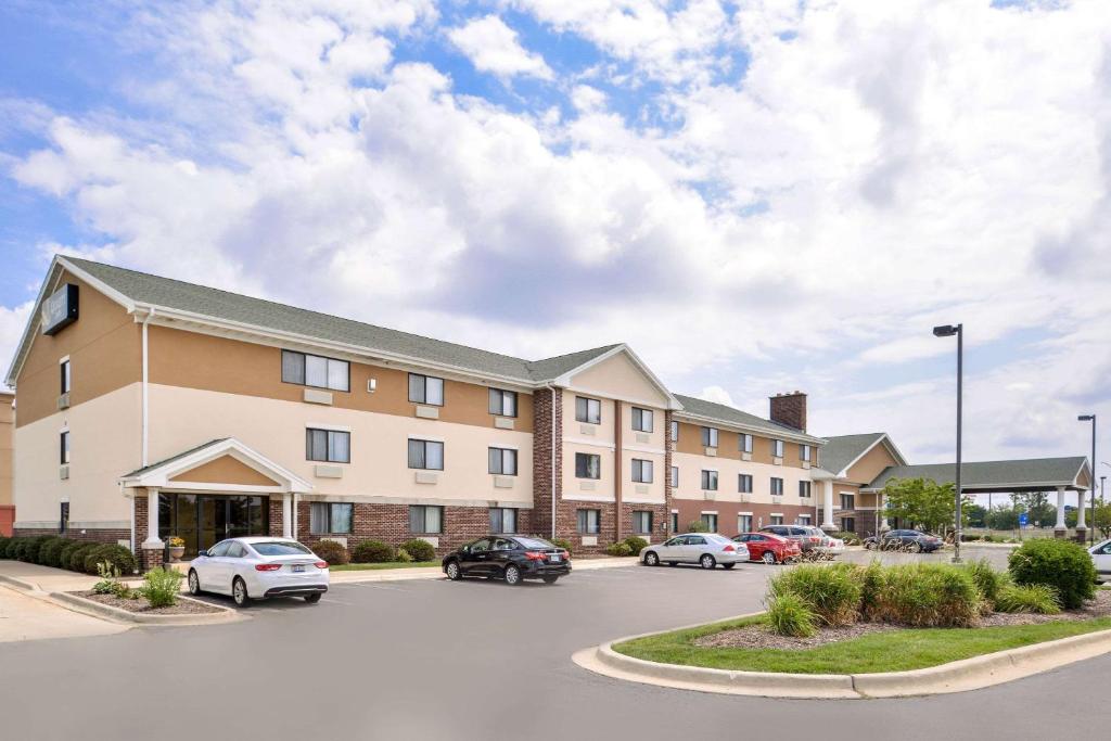 波林布魯克的住宿－Quality Inn Bolingbrook I-55，停车场内有车辆的建筑物