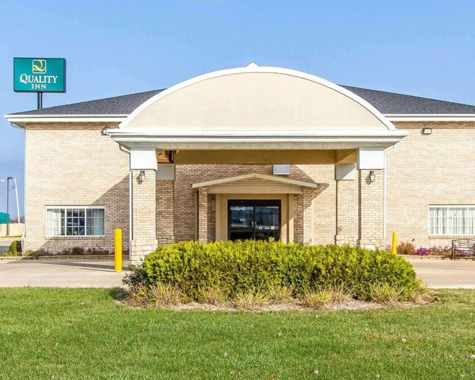 a building with a dome on the front of it at Quality Inn in Pontiac