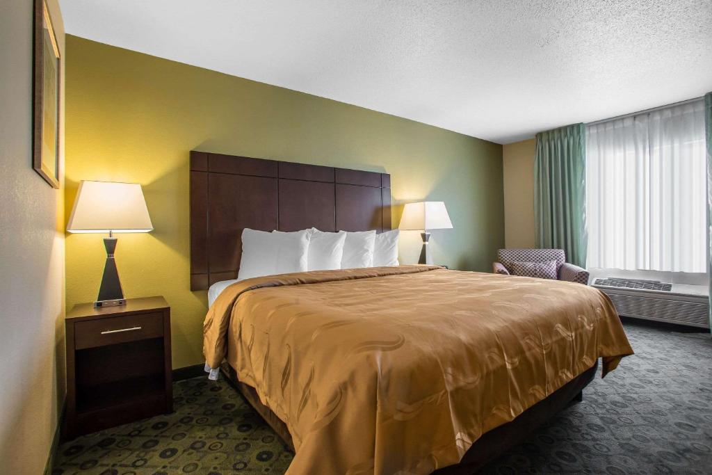 Quality Inn & Suites Bloomington I-55 and I-74 - Standard King Room - Niet -roken