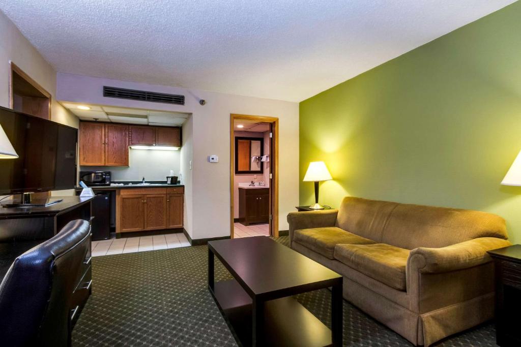 Kuchyň nebo kuchyňský kout v ubytování Quality Inn & Suites Moline - Quad Cities