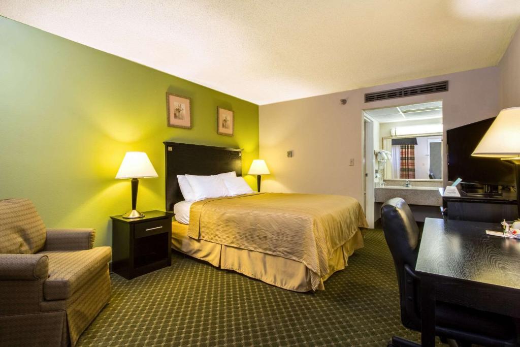 Postel nebo postele na pokoji v ubytování Quality Inn & Suites Moline - Quad Cities