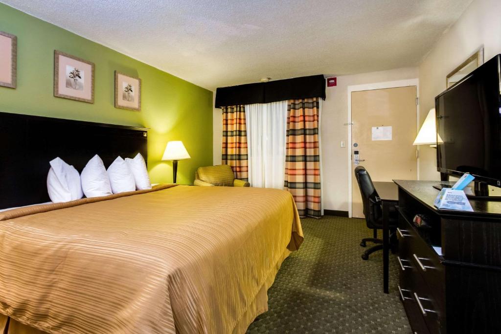 Postel nebo postele na pokoji v ubytování Quality Inn & Suites Moline - Quad Cities