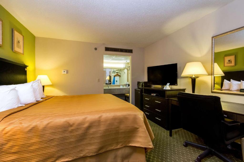 Postel nebo postele na pokoji v ubytování Quality Inn & Suites Moline - Quad Cities