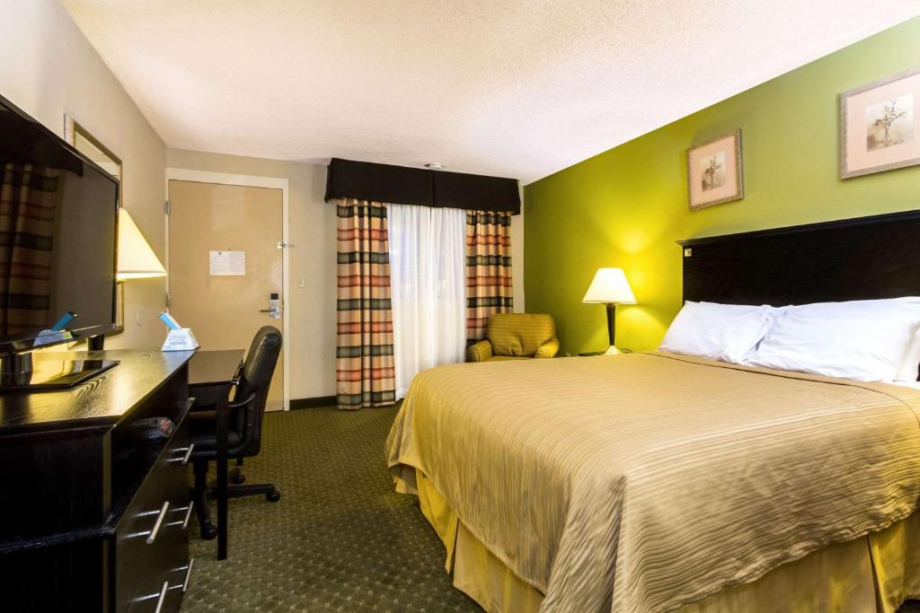 Postel nebo postele na pokoji v ubytování Quality Inn & Suites Moline - Quad Cities