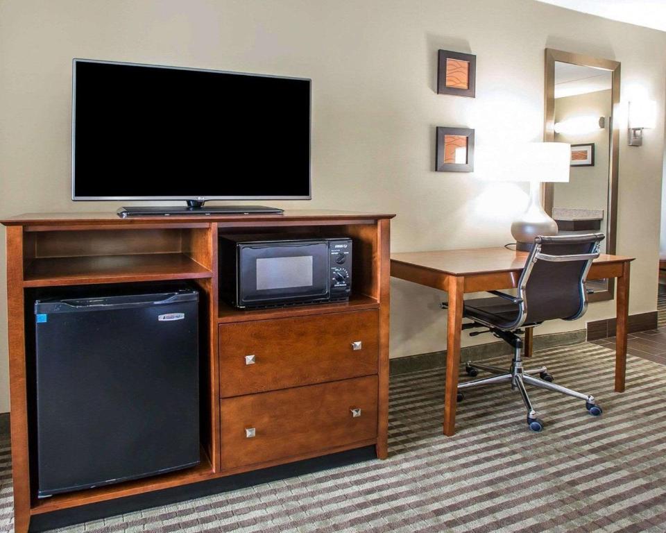 TV a/nebo společenská místnost v ubytování Comfort Inn Hammond I-94