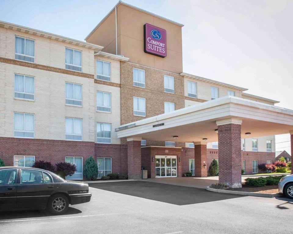 un hôtel avec une voiture garée devant lui dans l'établissement Comfort Suites Southport, à Southport