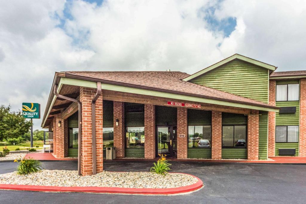 a hotel front of a building at Quality Inn Columbia City near US-30 in Columbia City