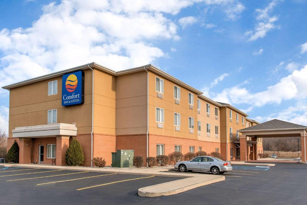 Comfort Inn & Suites Porter near Indiana Dunes في Porter: فندق فيه سيارة متوقفة في مواقف