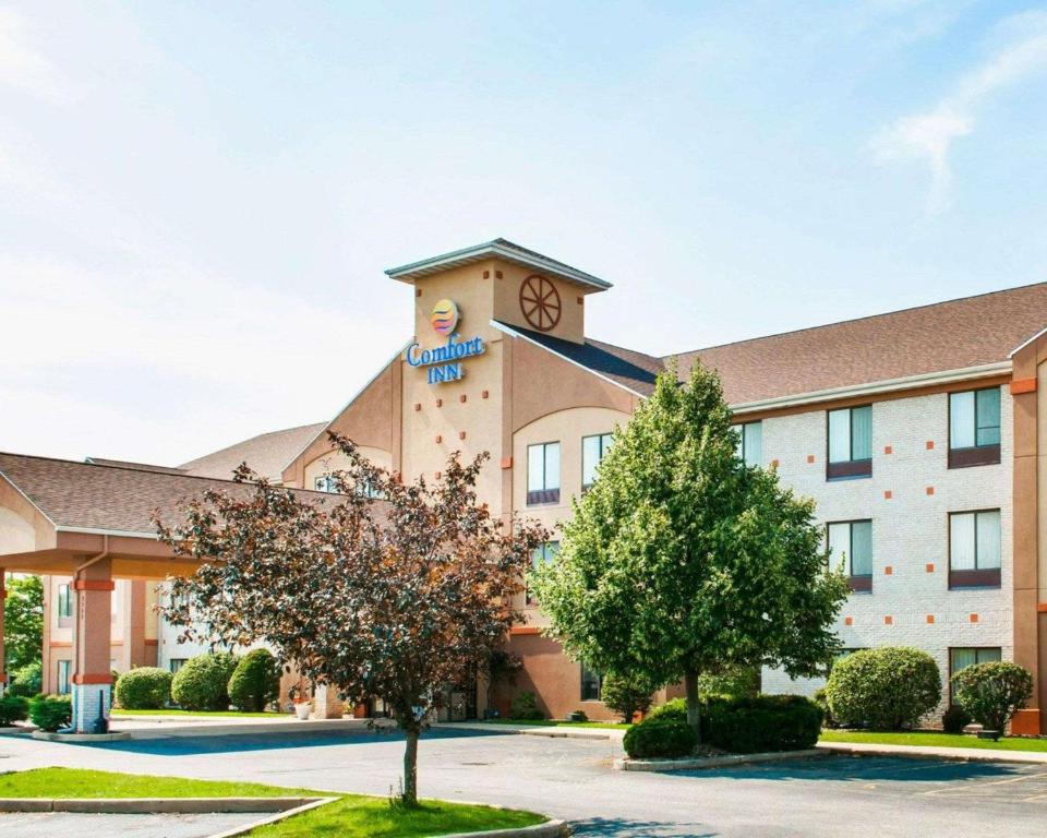 ein Hotel mit einem Uhrturm auf einem Gebäude in der Unterkunft Comfort Inn in Goshen