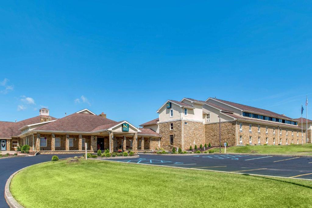 un gran edificio con césped delante en Quality Inn & Suites Bedford West, en Bedford