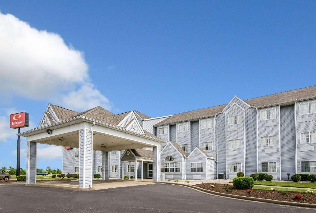 a hotel with a large building with a parking lot at Econo Lodge Inn & Suites Evansville in Stevenson