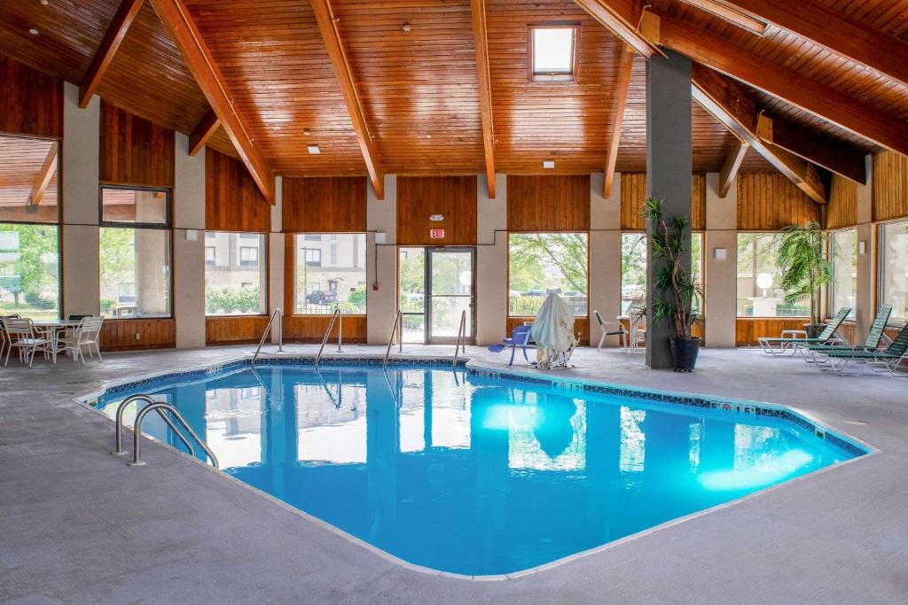 Bazén v ubytování Quality Inn Plainfield - Indianapolis West nebo v jeho okolí