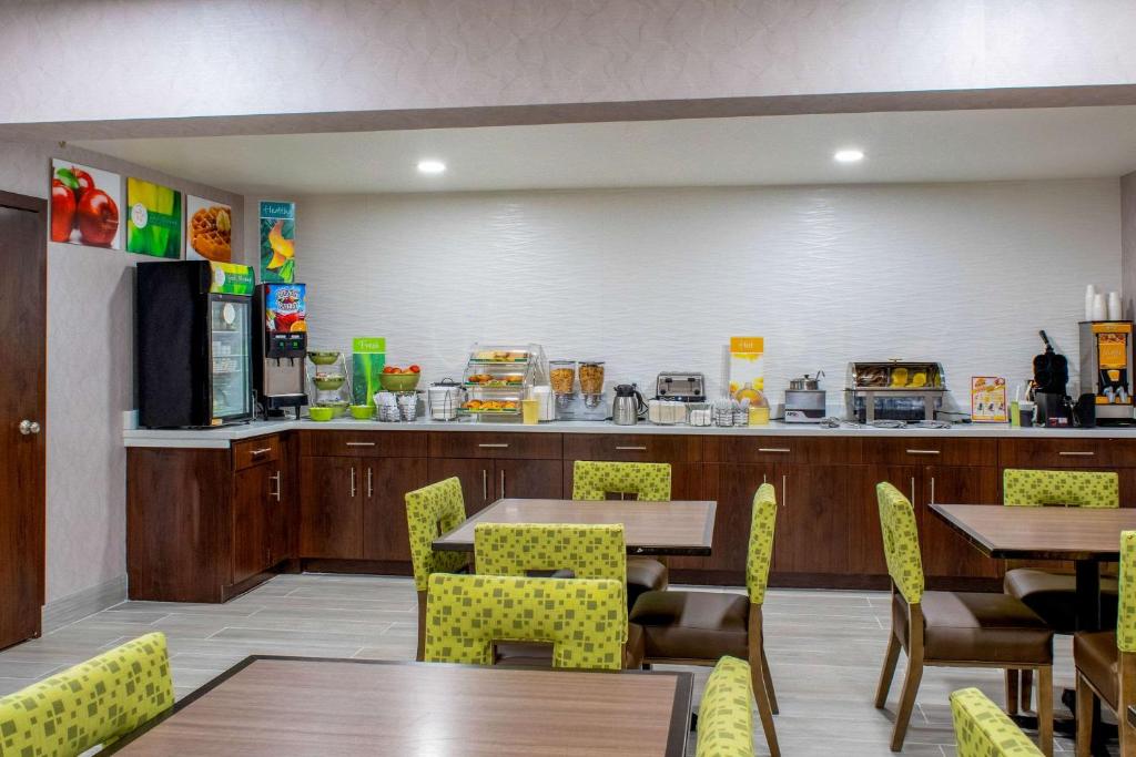 Kuchyň nebo kuchyňský kout v ubytování Quality Inn Plainfield - Indianapolis West