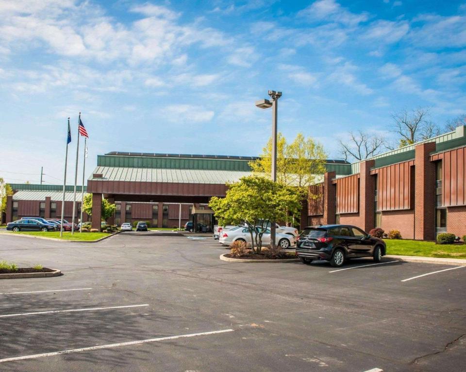 un parcheggio di fronte a un edificio di Quality Inn Indianapolis a Castleton