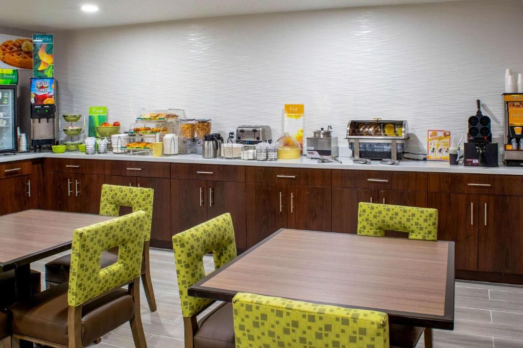 Kuchyň nebo kuchyňský kout v ubytování Quality Inn Plainfield - Indianapolis West