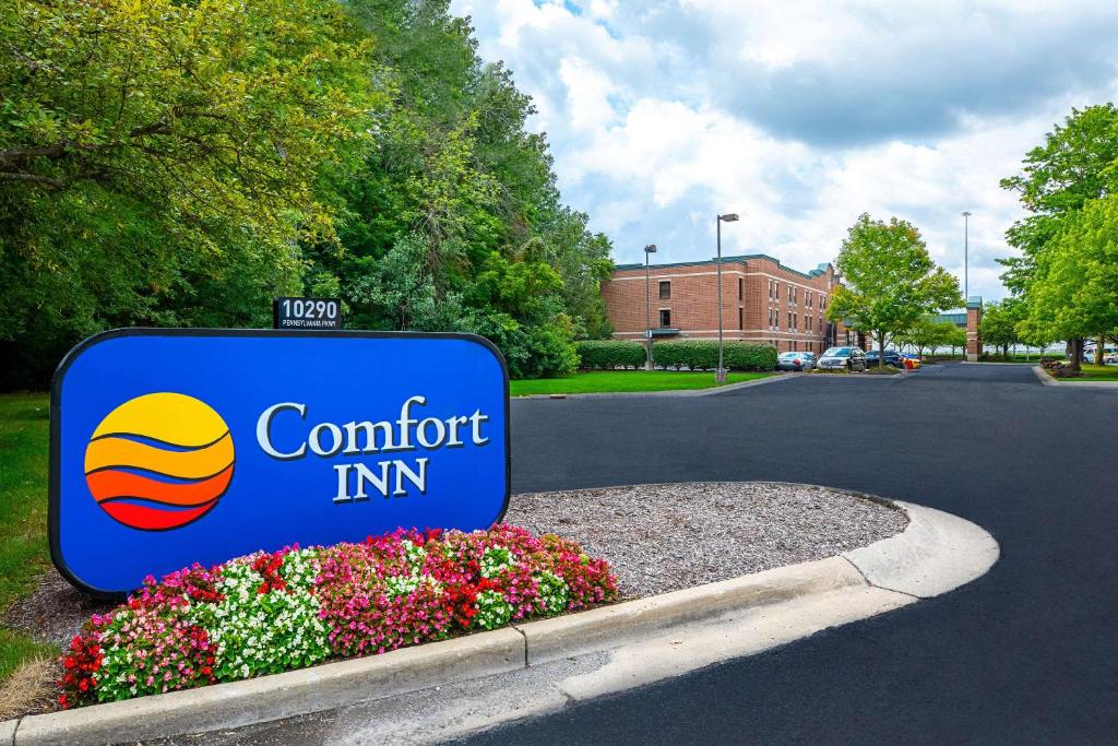 znak dla komfortowego zajazdu obok kwiatów w obiekcie Comfort Inn Indianapolis North - Carmel w mieście Carmel