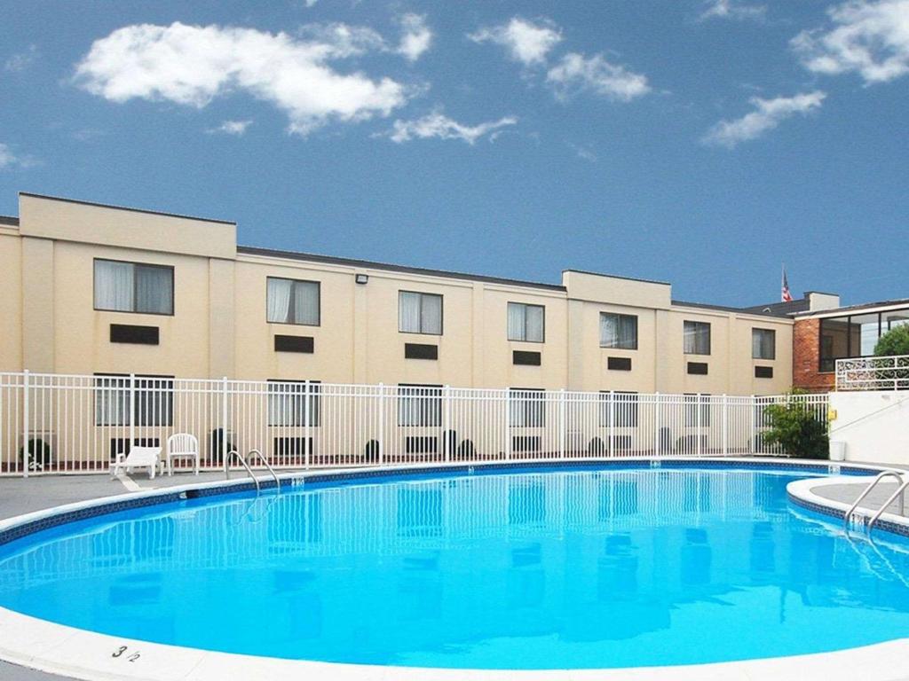 a large swimming pool in front of a building at Quality Inn Seekonk-Providence in Seekonk