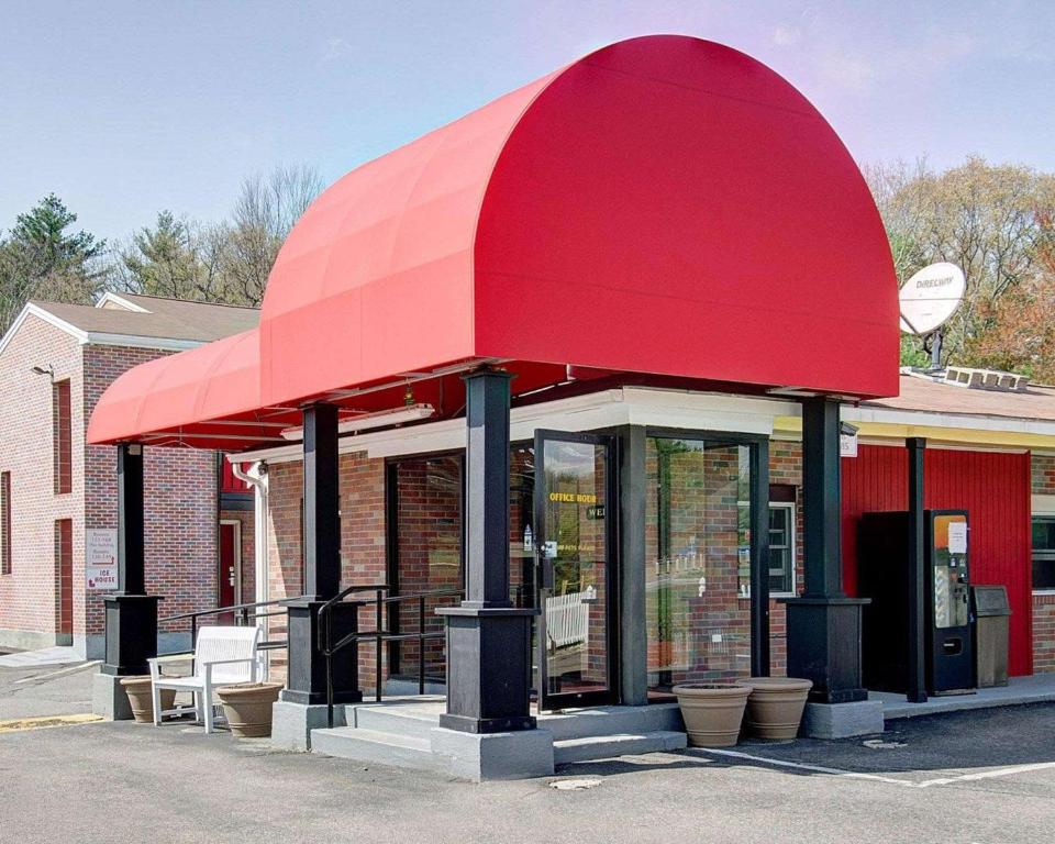 un toldo rojo en la parte superior de un restaurante en Econo Lodge, en Sharon