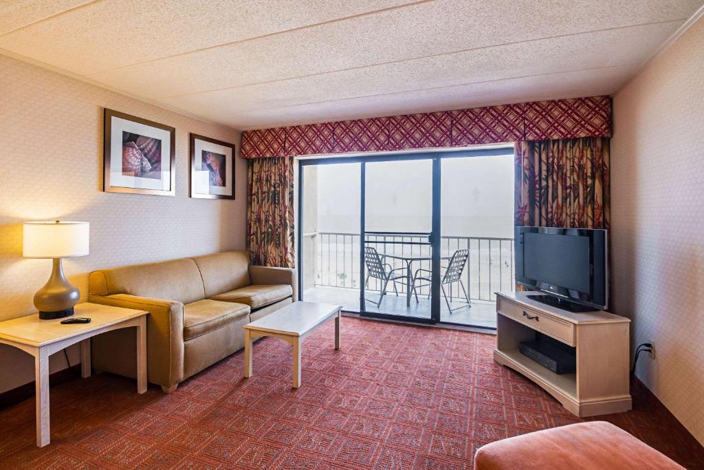 TV a/nebo společenská místnost v ubytování Quality Inn Oceanfront