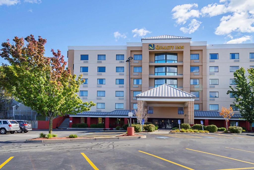 un hotel con un estacionamiento delante de él en Quality Inn Boston-Revere, en Revere