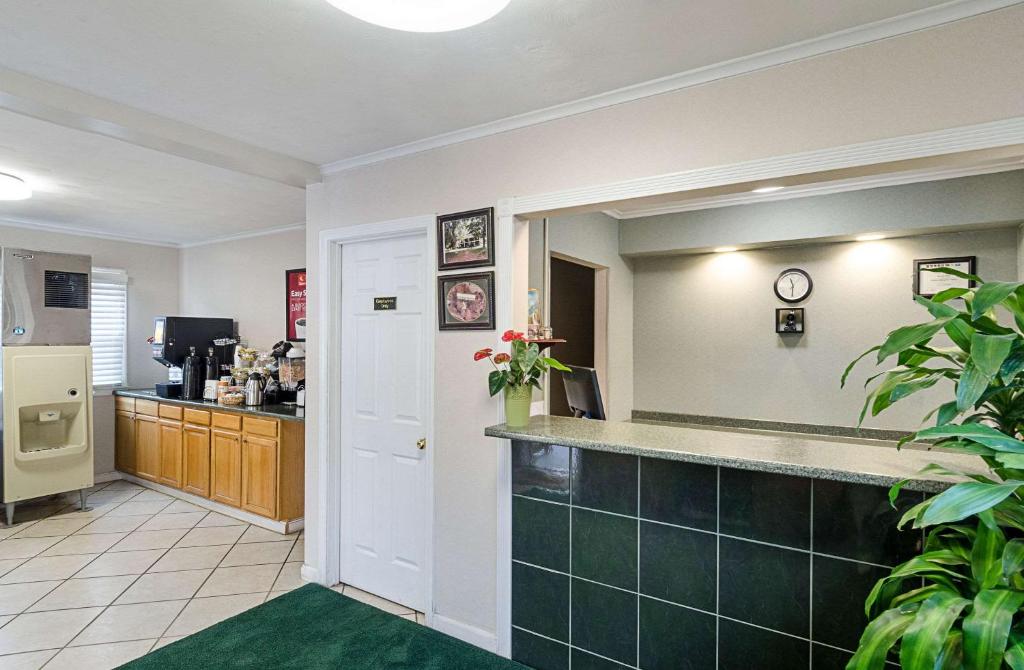 Lobby&#47;Rezeption in der Unterkunft Econo Lodge Sturbridge Route 20