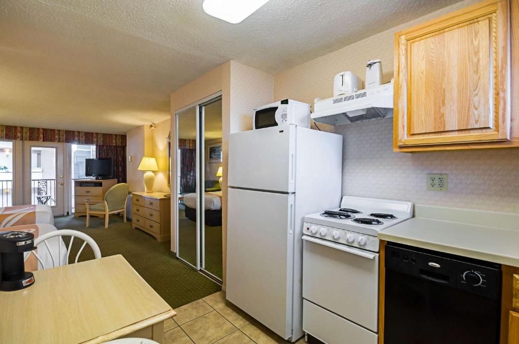 Kuchyň nebo kuchyňský kout v ubytování Quality Inn Oceanfront