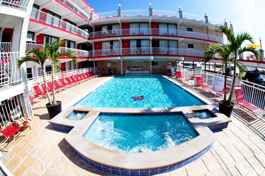 Bazén v ubytování Matador Oceanfront Resort nebo v jeho okolí