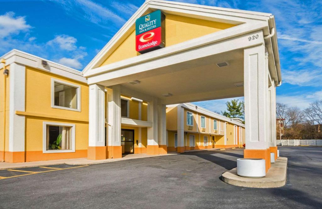 un hôtel avec un panneau à l'avant d'un bâtiment dans l'établissement Quality Inn & Suites, à Hagerstown