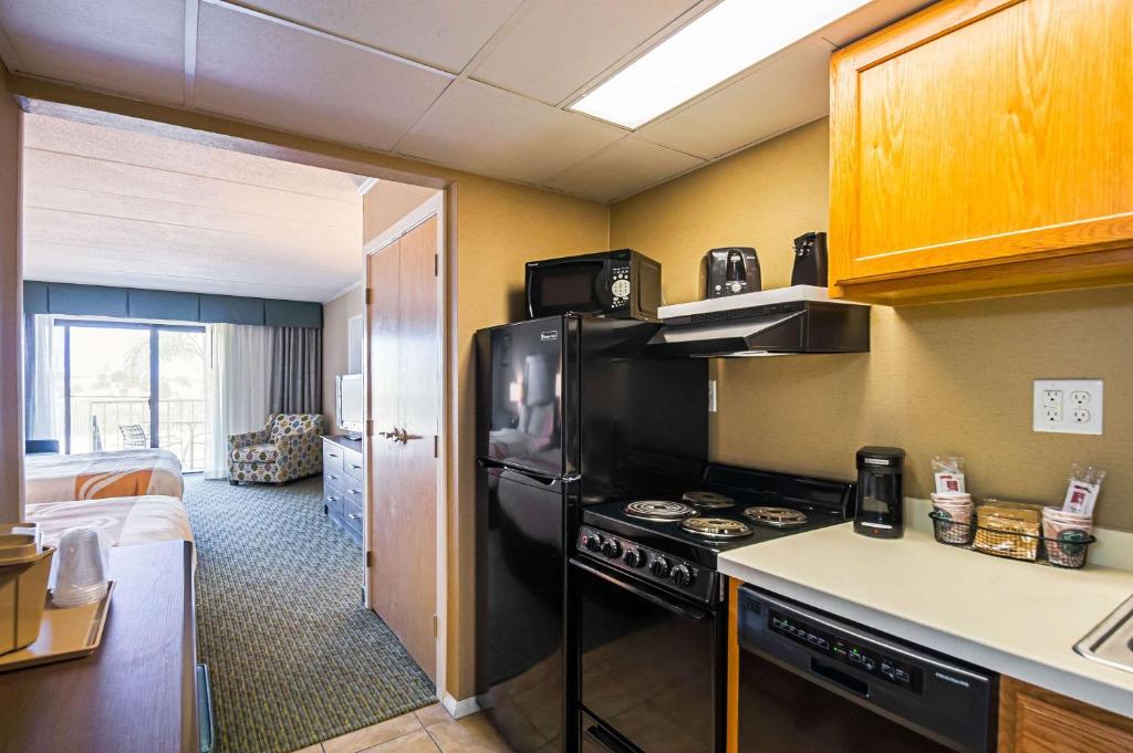 Kuchyň nebo kuchyňský kout v ubytování Quality Inn Oceanfront