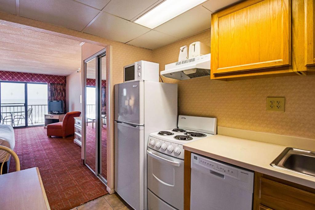 Kuchyň nebo kuchyňský kout v ubytování Quality Inn Oceanfront