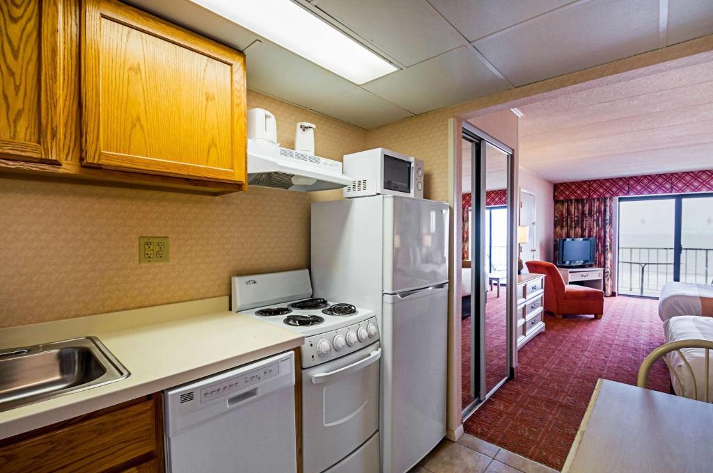 Kuchyň nebo kuchyňský kout v ubytování Quality Inn Oceanfront