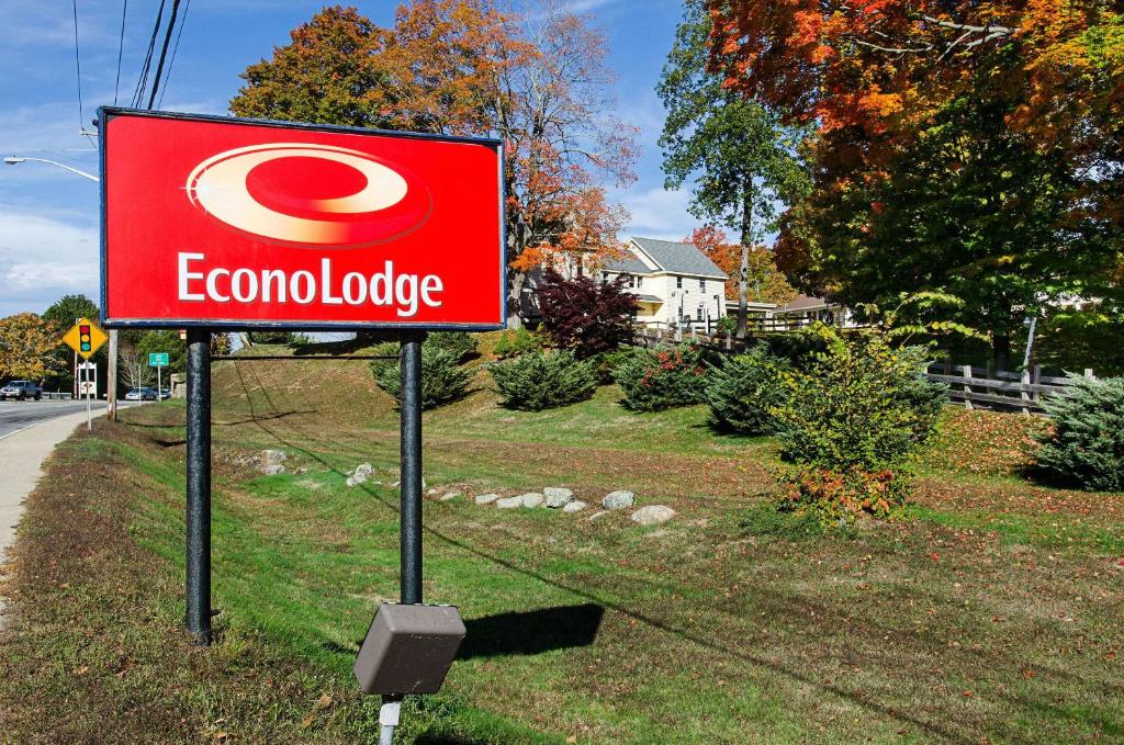 ein rotes und weißes Schild für die Dauerhaftigkeit in der Unterkunft Econo Lodge Sturbridge Route 20 in Sturbridge