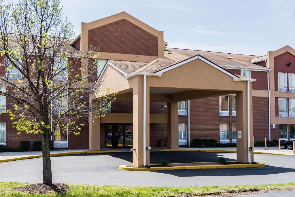 a building with a pavilion in front of a building at Comfort Inn Washington DC Joint Andrews AFB in Clinton