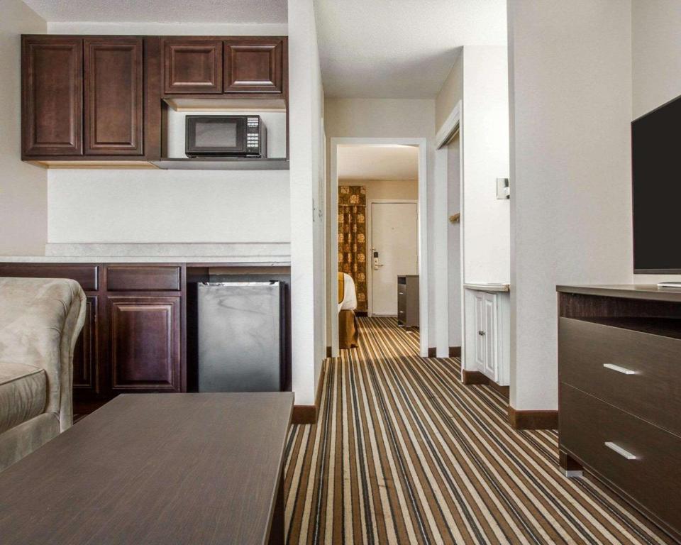 Quality Inn & Suites South Portland - Efficiency Suite With Two Queen Beds - Non Smoking