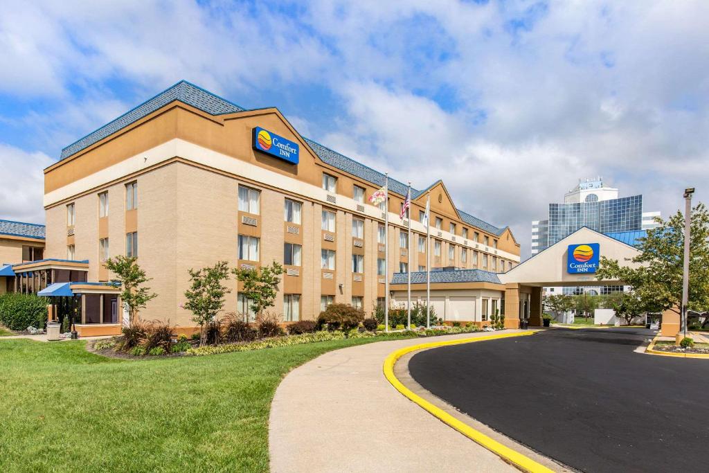 a hotel building with a road in front of it at Comfort Inn College Park North in Beltsville