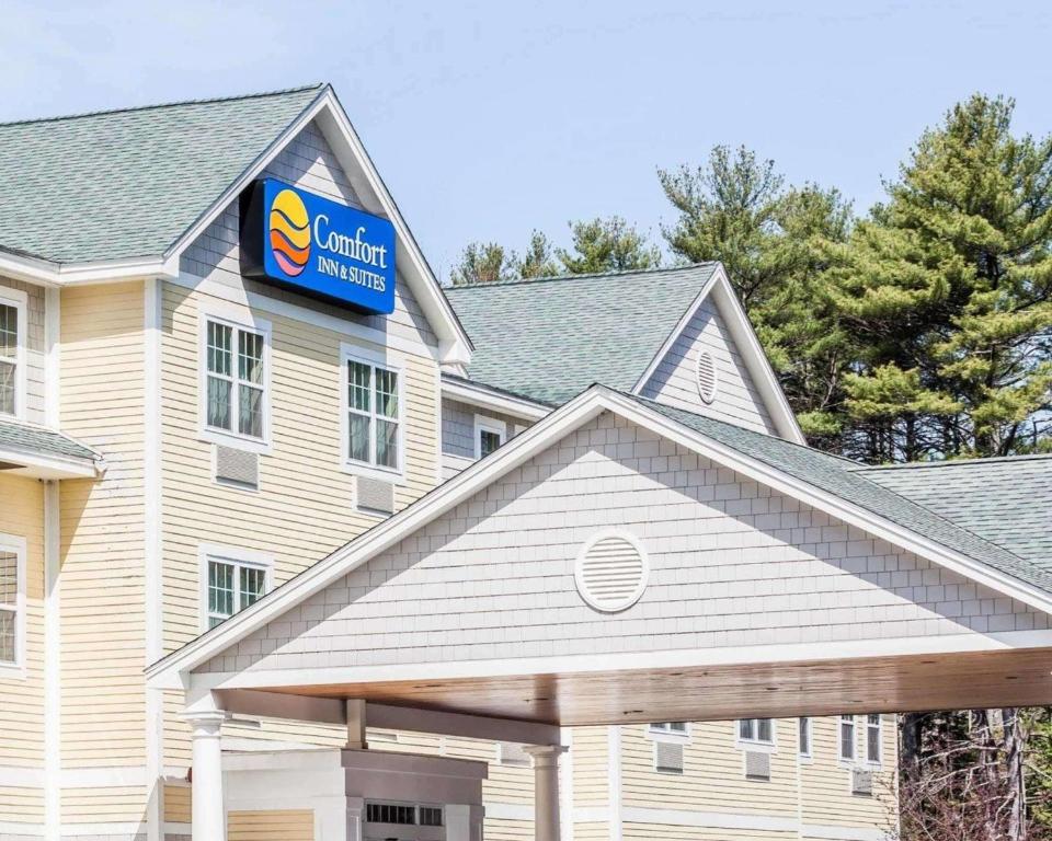 un edificio con un cartello sopra di Comfort Inn & Suites Scarborough a Scarborough