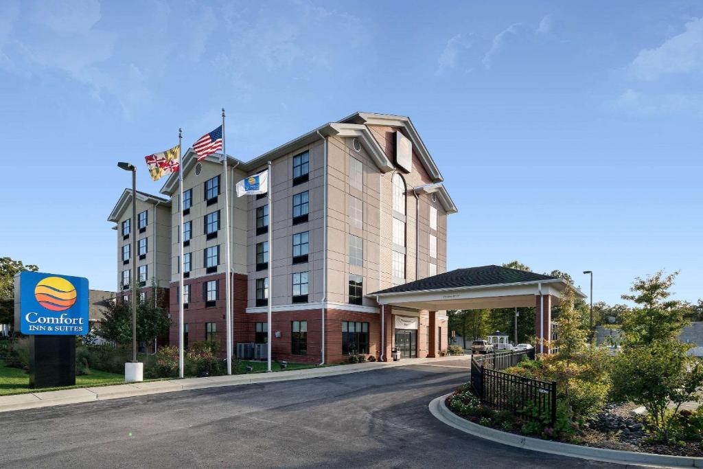 una representación de un hotel con un edificio en Comfort Inn & Suites Lexington Park, en Lexington Park