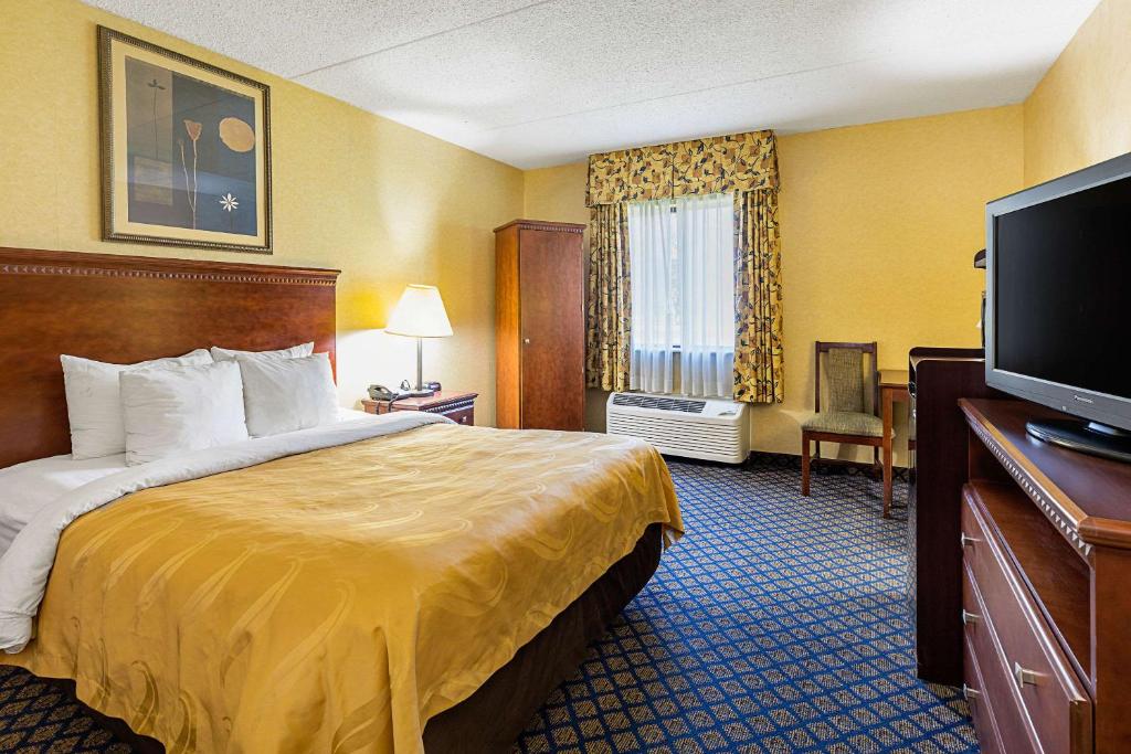 En eller flere senger på et rom på Quality Inn & Suites Coldwater near I-69