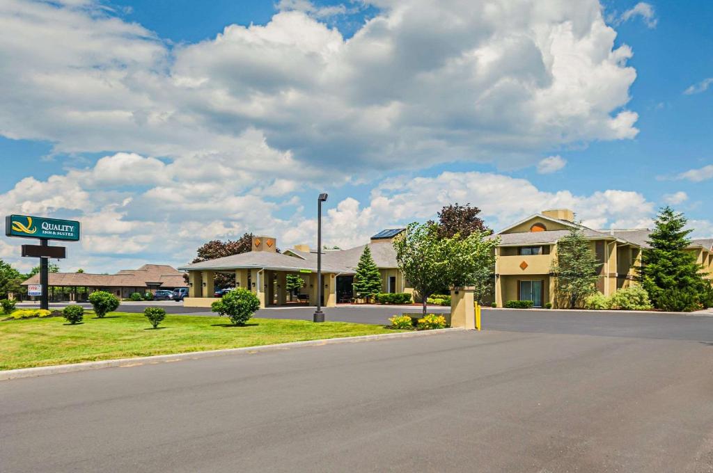 Quality Inn & Suites Frostburg-Cumberland - Housity