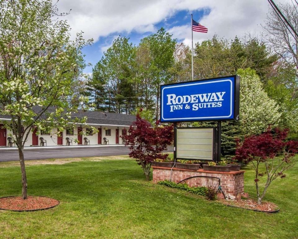 un panneau indiquant une auberge et des suites de roddeway dans l'établissement Rodeway Inn & Suites Brunswick near Hwy 1, à Brunswick