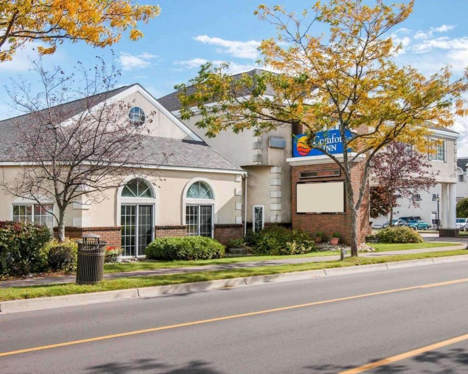 a house on the side of the road with a street at Comfort Inn Lakeside in Mackinaw City