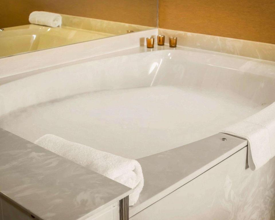 Quality Inn & Suites Port Huron - King Suite With Hot Tub And Sofa Bed - Non-Smoking