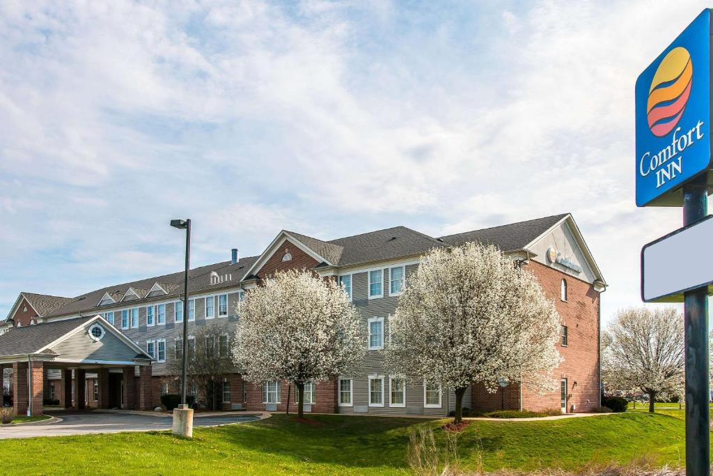 un bâtiment avec une enseigne devant lui dans l'établissement Comfort Inn Chelsea, à Chelsea