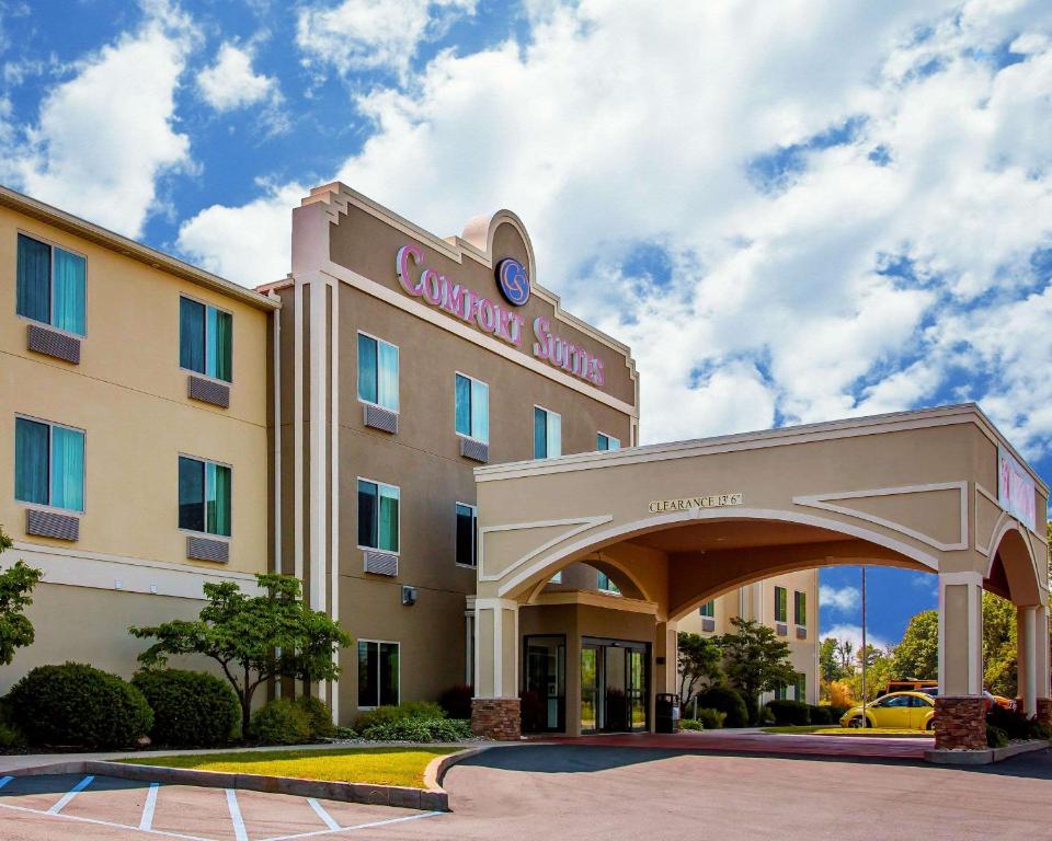 una representación de un hotel con un edificio en Comfort Suites Benton Harbor - St. Joseph, en Benton Harbor