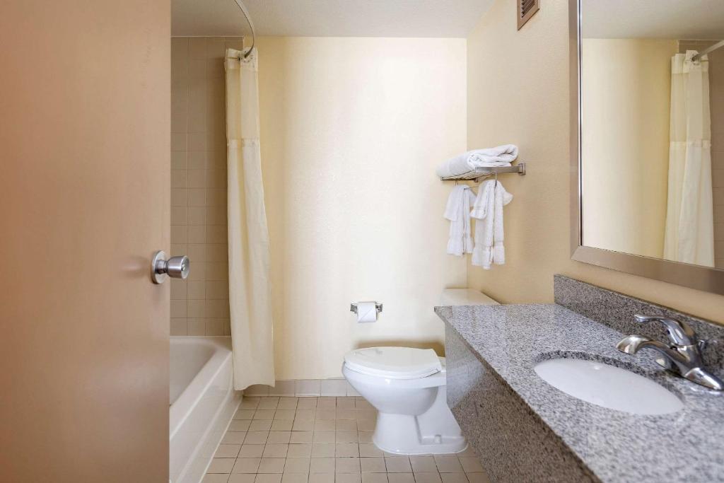 Bagno di Clarion Hotel Detroit Metro Airport