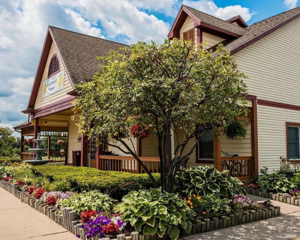 un jardin fleuri en face d'une maison dans l'établissement Econo Lodge & Suites, à Cascade