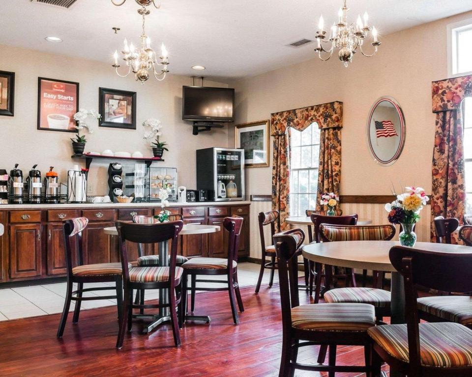 Kuchyň nebo kuchyňský kout v ubytování Econo Lodge & Suites