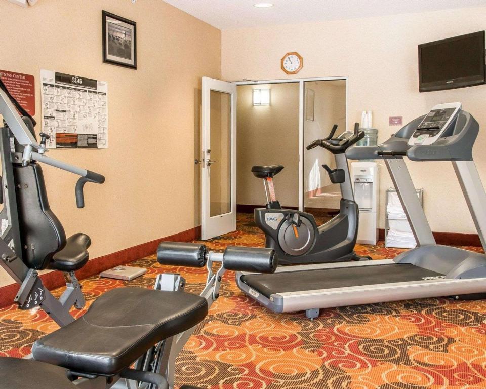 a gym with two exercise bikes in a room at Quality Inn Near Interstate I94 in New Buffalo